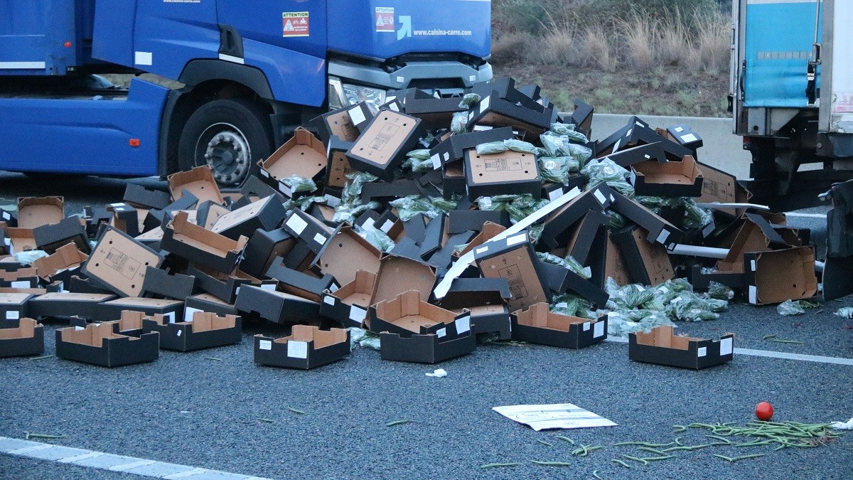 La càrrega d'un dels camions buidada al mig de l'autopista - ACN La càrrega d'un dels camions buidada al mig de l'autopista - ACN
