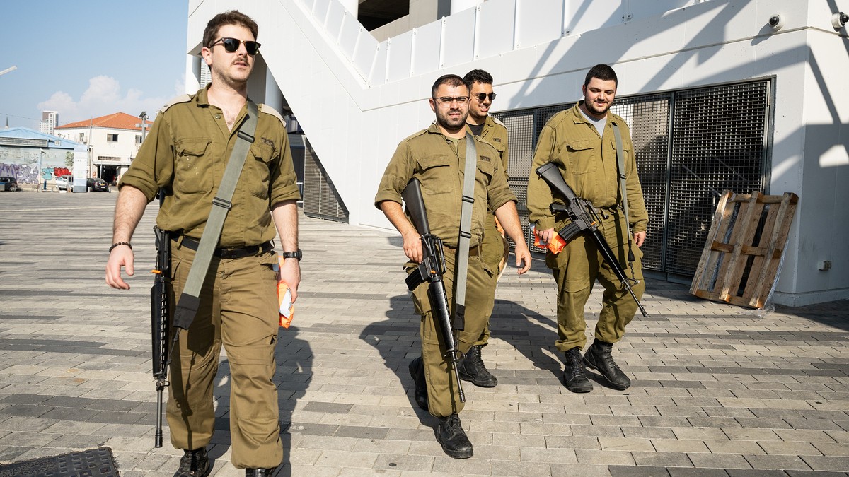 Un grup de soldats, al centre de Tel Aviv - Alfons Cabrera Un grup de soldats, al centre de Tel Aviv - Alfons Cabrera