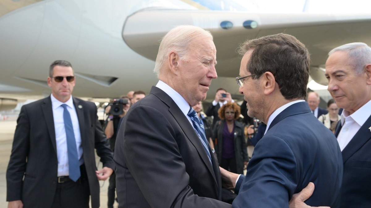 Biden i Herzog, s'abracen davant la mirada de Netanyahu a Tel Aviv - Govern d'Israel Biden i Herzog, s'abracen davant la mirada de Netanyahu a Tel Aviv - Govern d'Israel