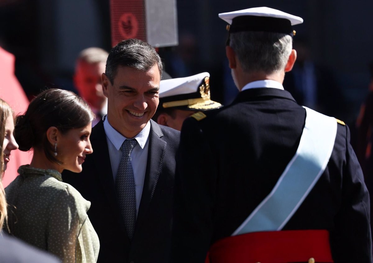 La reina Letícia, el president espanyol, Pedro Sánchez, i Felip VI aquest 12-O a Madrid - Eduardo Parra / EP La reina Letícia, el president espanyol, Pedro Sánchez, i Felip VI aquest 12-O a Madrid - Eduardo Parra / EP