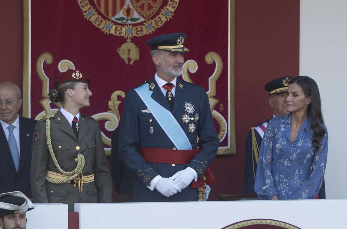 Els reis Felip i Letícia amb la princesa Elionor vestida amb uniforme de gala a la desfilada del 12-O - Europa Press Els reis Felip i Letícia amb la princesa Elionor vestida amb uniforme de gala a la desfilada del 12-O - Europa Press