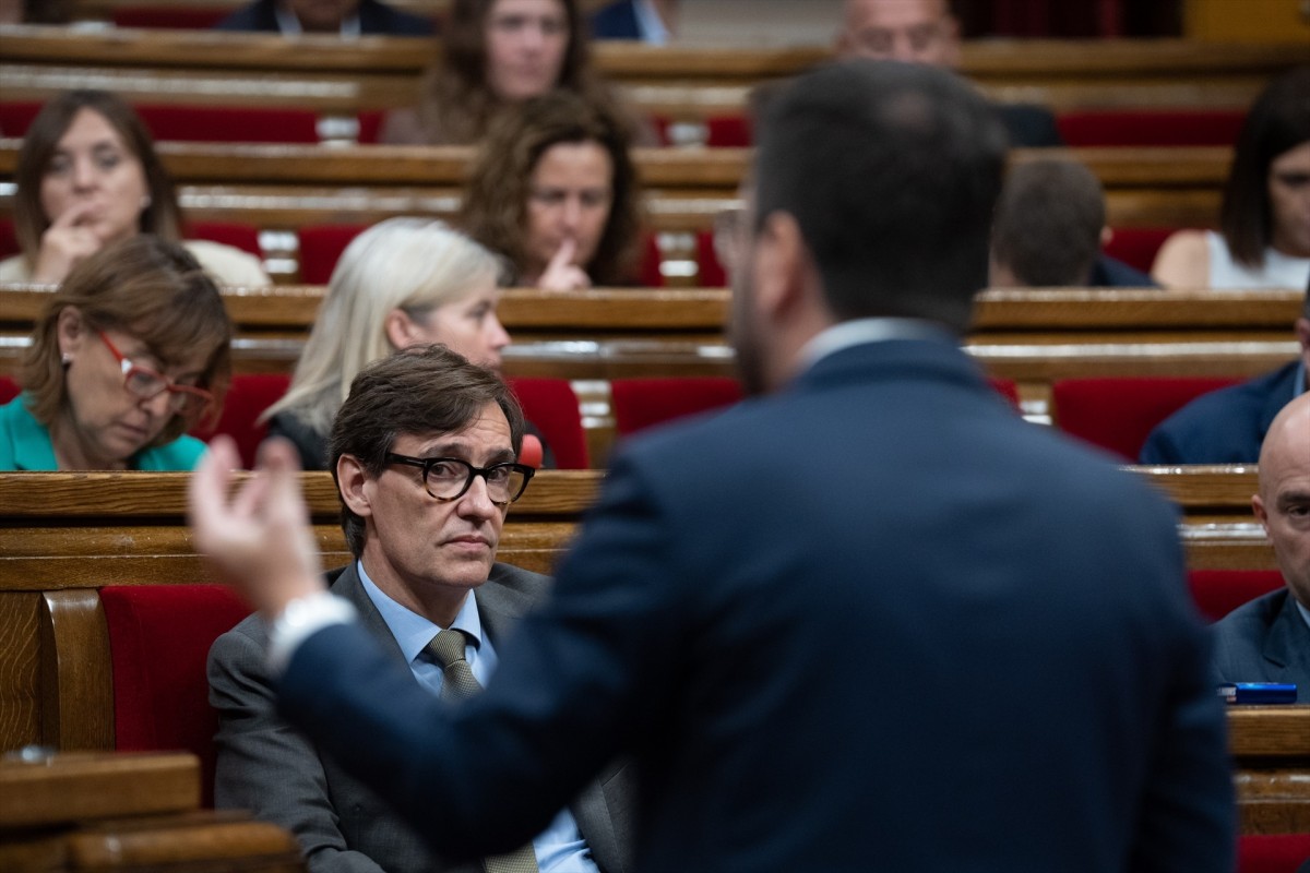 Salvador Illa i Pere Aragonès, aquest dimecres al Parlament - David Zorrakino / Europa Press Salvador Illa i Pere Aragonès, aquest dimecres al Parlament - David Zorrakino / Europa Press