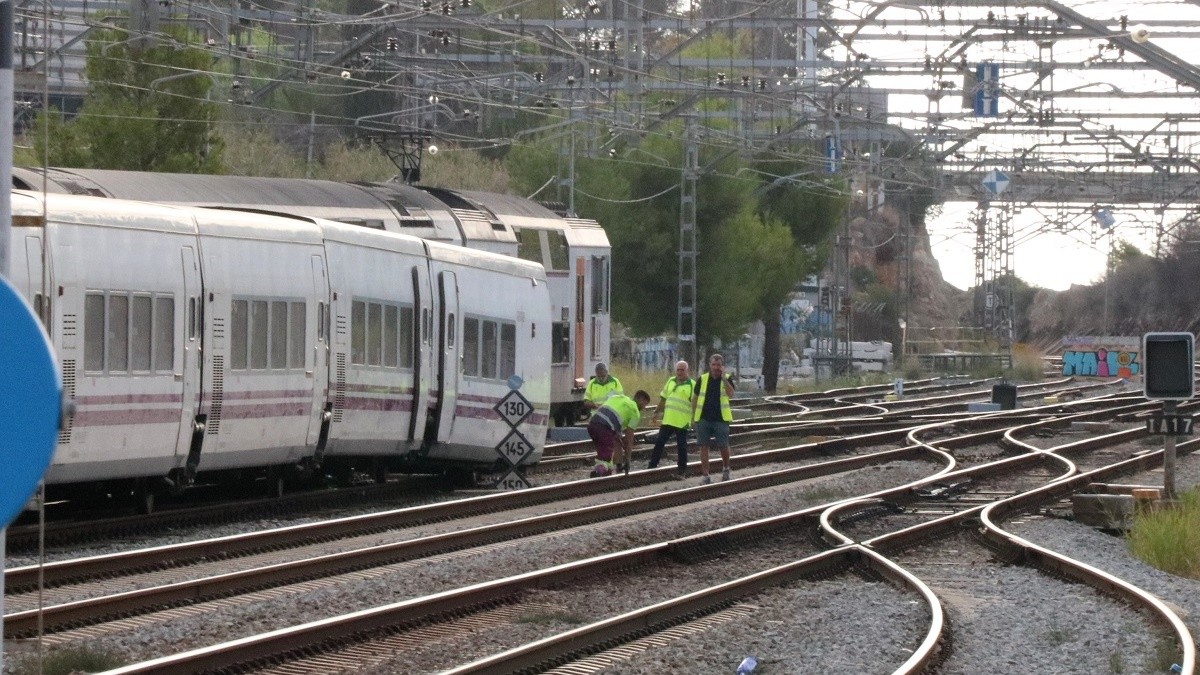 El tren descarrilat aquest divendres a Vilanova i la Geltrú - ACN El tren descarrilat aquest divendres a Vilanova i la Geltrú - ACN
