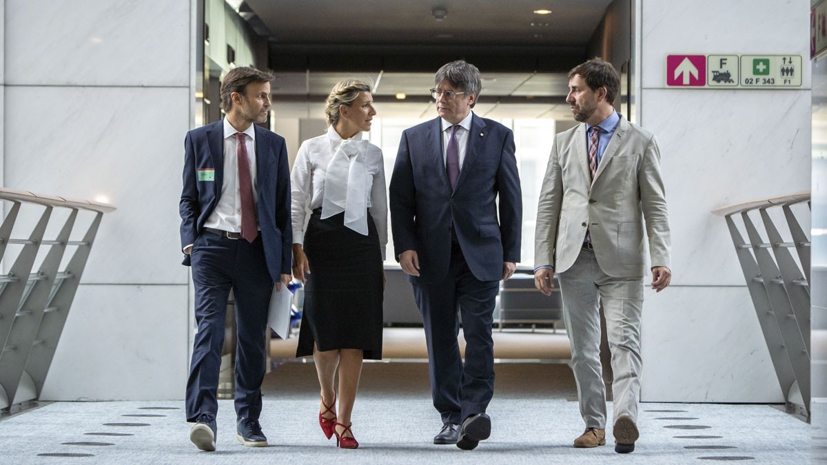 La líder de Sumar, Yolanda Díaz, i l'expresident Carles Puigdemont al Parlament Europeu , acompanyats de Jaume Asens i Toni Comín. - Sumar/Marinha Testas La líder de Sumar, Yolanda Díaz, i l'expresident Carles Puigdemont al Parlament Europeu , acompanyats de Jaume Asens i Toni Comín. - Sumar/Marinha Testas