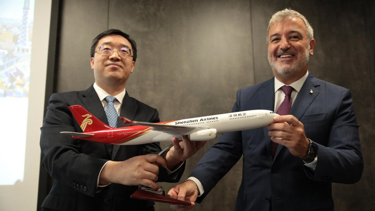 El vicepresident de Shenzhen Airlines, Zhou Zhiwei, i l'alcalde de Barcelona, Jaume Collboni, en la presentació del vol - Europa Press El vicepresident de Shenzhen Airlines, Zhou Zhiwei, i l'alcalde de Barcelona, Jaume Collboni, en la presentació del vol - Europa Press