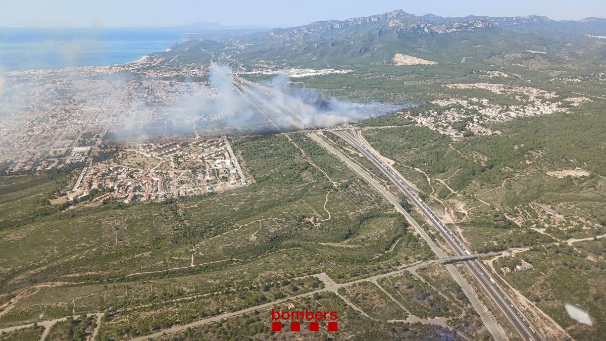Iimatge d'arxiu d'una dotació aèria.Incendi a Miami Platja - Bombers Iimatge d'arxiu d'una dotació aèria.Incendi a Miami Platja - Bombers
