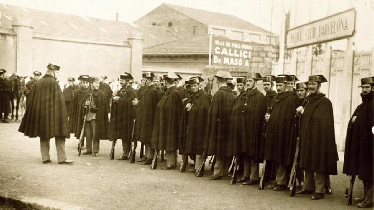 La Guàrdia Civil a les portes de l’estadi de les Corts, clausurat per la dictadura el 1925 - @1964Manel La Guàrdia Civil a les portes de l’estadi de les Corts, clausurat per la dictadura el 1925 - @1964Manel