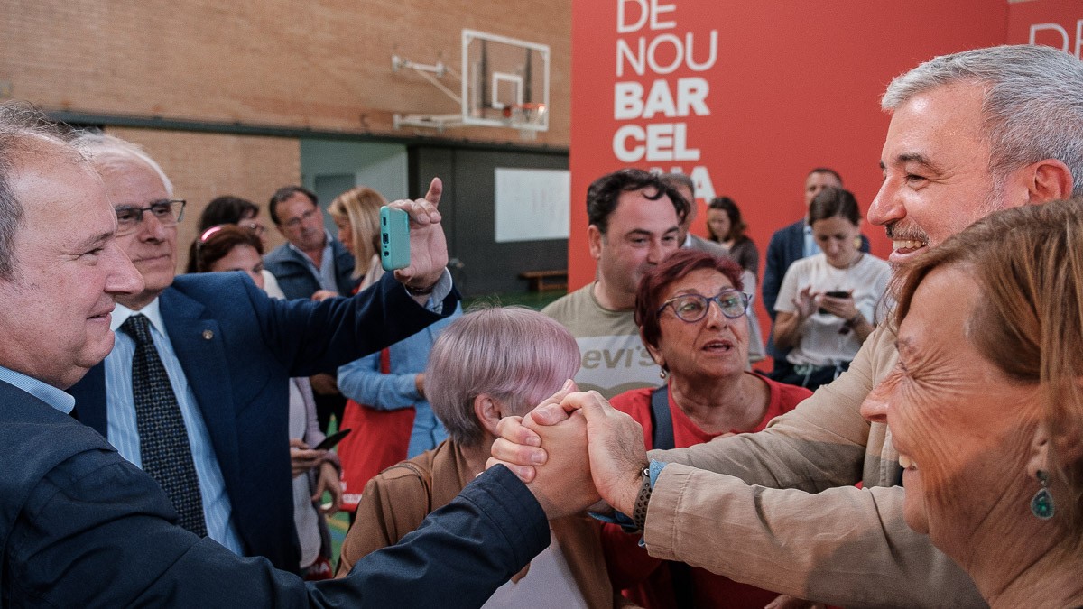 Jaume Collboni saluda Jordi Hereu en l'acte de diumenge a Nou Barris. - Adrià Costa Rifà Jaume Collboni saluda Jordi Hereu en l'acte de diumenge a Nou Barris. - Adrià Costa Rifà