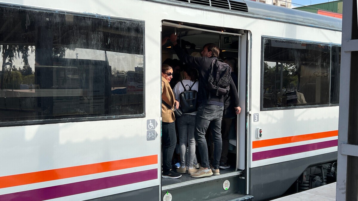 Un comboi ple de passatgers a l'estació de Castelldefels aquest dimarts - ACN Un comboi ple de passatgers a l'estació de Castelldefels aquest dimarts - ACN