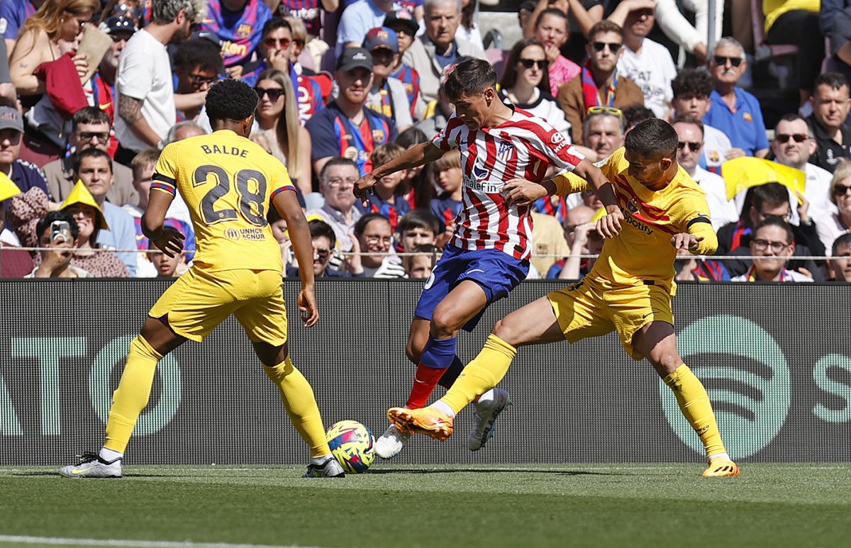 Balde i Ferran lluiten per la pilota contra un jugador de l'Atlètic de Madrid - Atlètic de Madrid Balde i Ferran lluiten per la pilota contra un jugador de l'Atlètic de Madrid - Atlètic de Madrid