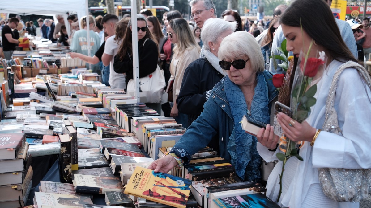 Un Sant Jordi massiu a Barcelona - Adrià Costa Un Sant Jordi massiu a Barcelona - Adrià Costa