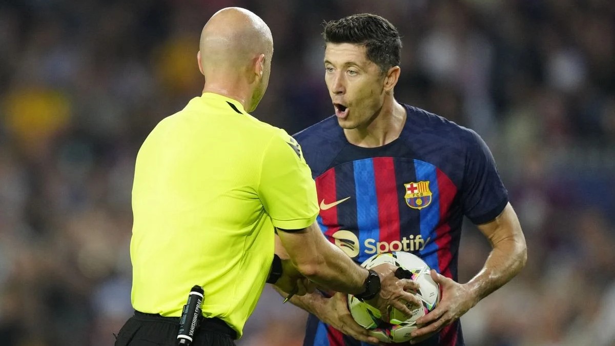 Robert Lewandowski protesta a l'àrbitre. - La Lliga Robert Lewandowski protesta a l'àrbitre. - La Lliga