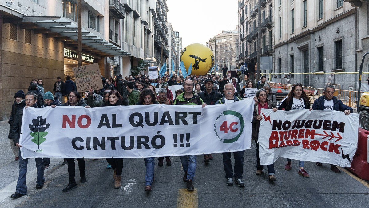 Milers de persones es manifesten al centre de Barcelona en contra de l'ampliació de l'aeroport del Prat, i de la construcció del Hard Rock i el Quart Cinturó. - Ricard Novella Milers de persones es manifesten al centre de Barcelona en contra de l'ampliació de l'aeroport del Prat, i de la construcció del Hard Rock i el Quart Cinturó. - Ricard Novella