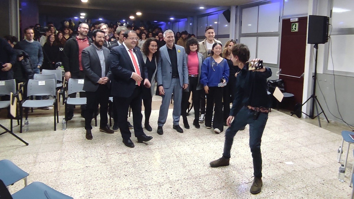 Elena i Cambray, fent-se un selfie amb els participants en l'acte i els estudiants de l'institut Eugeni d'Ors de Badalona - Lluís Girona Elena i Cambray, fent-se un selfie amb els participants en l'acte i els estudiants de l'institut Eugeni d'Ors de Badalona - Lluís Girona