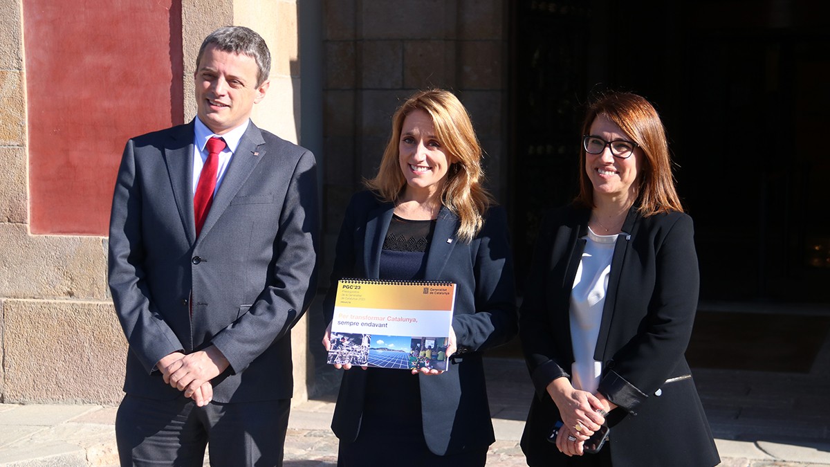 Natàlia Mas, amb els pressupostos al Parlament. - ACN Natàlia Mas, amb els pressupostos al Parlament. - ACN