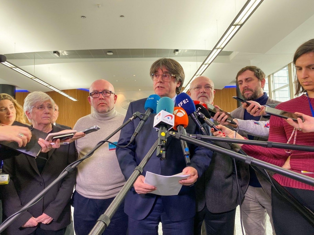 Carles Puigdemont, amb la resta d'exiliats i els seus advocats, al Parlament Europeu - Consell per la República Carles Puigdemont, amb la resta d'exiliats i els seus advocats, al Parlament Europeu - Consell per la República