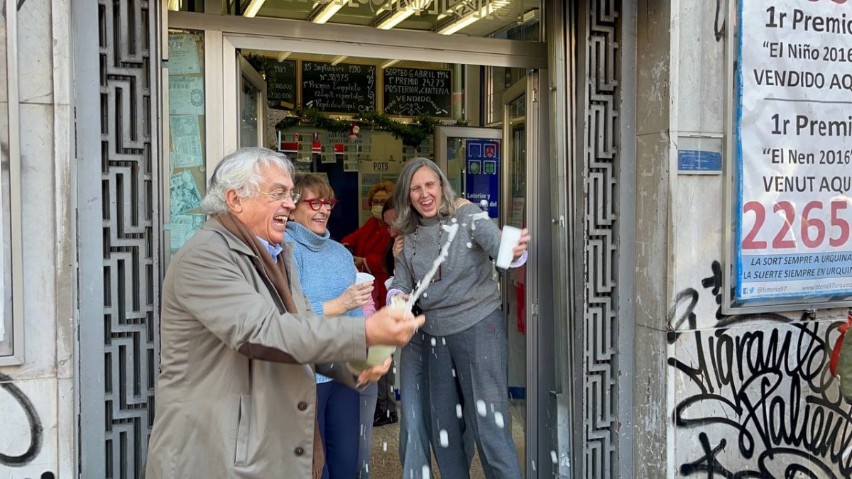 El propietari i els treballadors de l'administració 97 de Barcelona celebrant un cinquè premi - I.M. El propietari i els treballadors de l'administració 97 de Barcelona celebrant un cinquè premi - I.M.