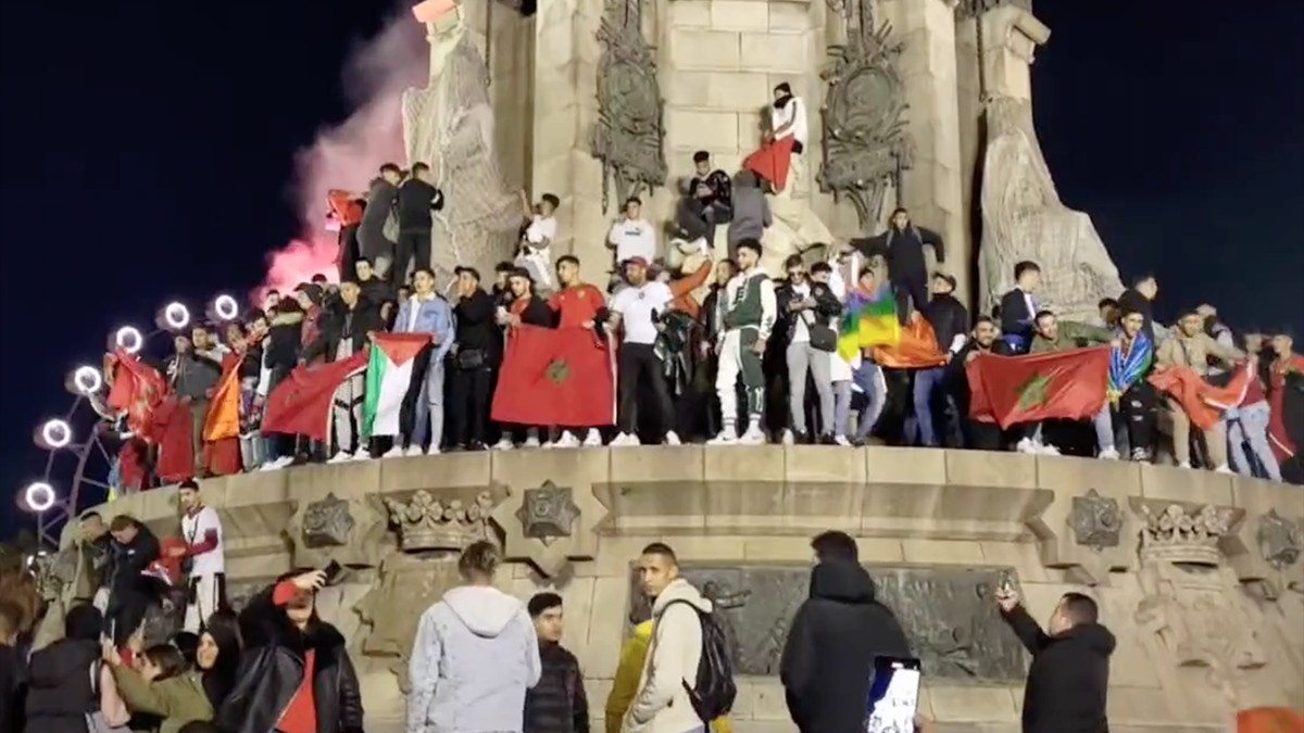 Els aficionats marroquins celebrant la victòria a l'estàtua de Colón a Barcelona - @DavidRi0l Els aficionats marroquins celebrant la victòria a l'estàtua de Colón a Barcelona - @DavidRi0l