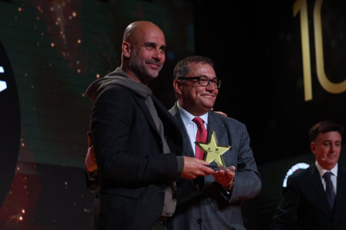 Pep Guardiola recollint el premi al millor entrenador català de l'any - FCF Pep Guardiola recollint el premi al millor entrenador català de l'any - FCF