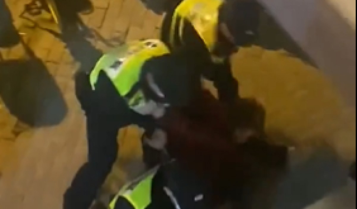 La policia xinesa reté i agredeix un periodista de la BBC - Xarxes La policia xinesa reté i agredeix un periodista de la BBC - Xarxes