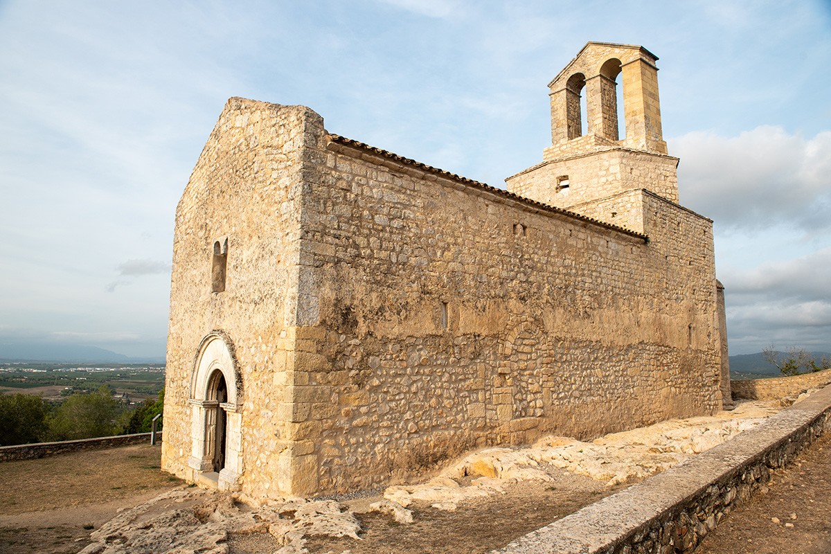 Església de Sant Miquel al Parc d’Olèrdola - Shutterstock Església de Sant Miquel al Parc d’Olèrdola - Shutterstock