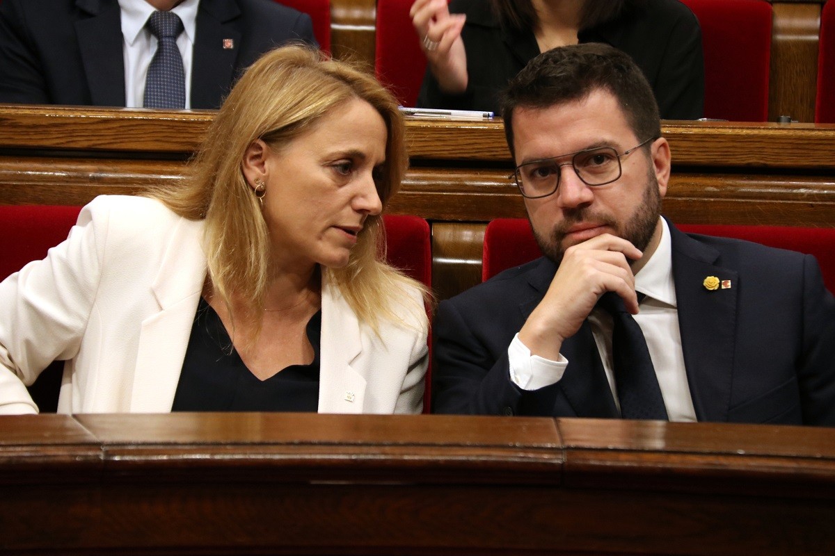 Aragonès amb la consellera d'Economia, Natàlia Mas. - ACN Aragonès amb la consellera d'Economia, Natàlia Mas. - ACN