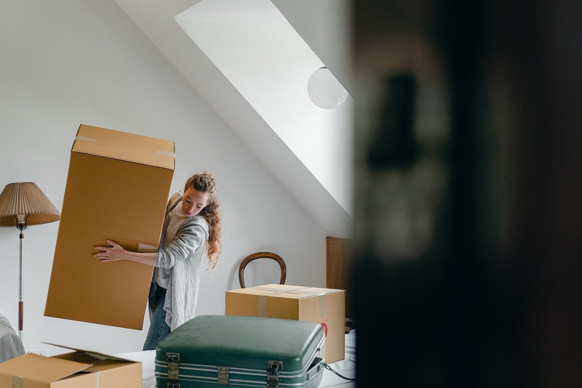 Jove guardant les seves pertinences en capses. - Pexels Jove guardant les seves pertinences en capses. - Pexels