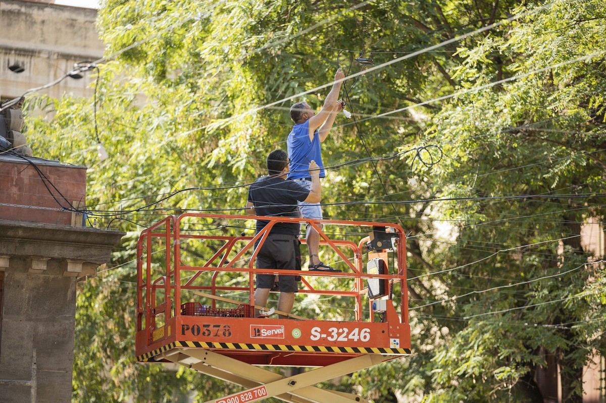 Els  voluntaris col·loquen les estructures per posar el guarnit - Pau Ollé Els  voluntaris col·loquen les estructures per posar el guarnit - Pau Ollé