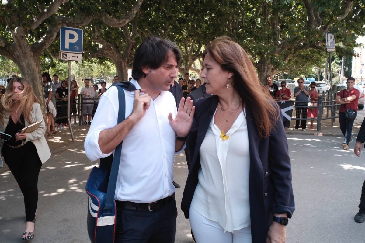 Laura Borràs i Francesc de Dalmases, fora del Parlament. - Adrià Costa Laura Borràs i Francesc de Dalmases, fora del Parlament. - Adrià Costa