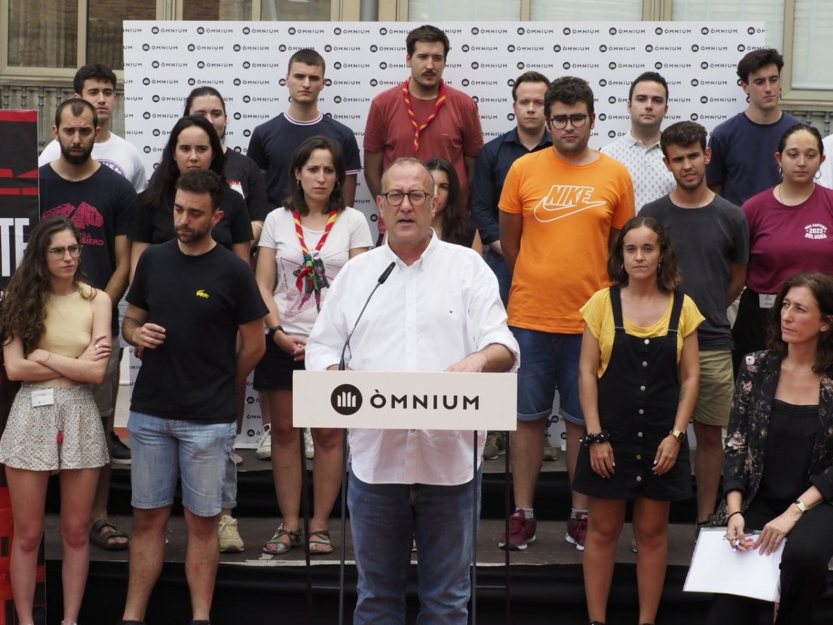 El president d'Òmnium, Xavier Antich, acompanyat d'organitzacions independentistes juvenils - Òmnium El president d'Òmnium, Xavier Antich, acompanyat d'organitzacions independentistes juvenils - Òmnium