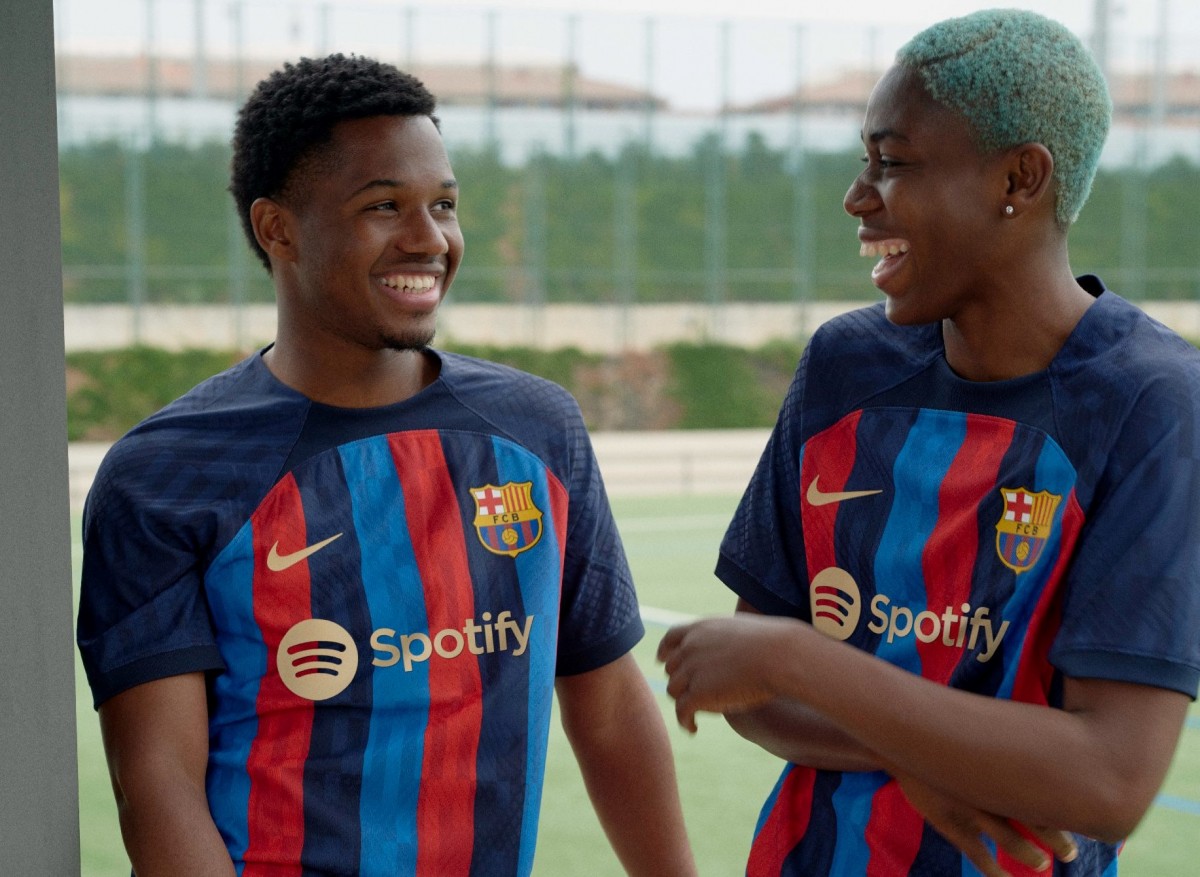 Ansu Fati i Asisat Oshoala amb la nova samarreta - FCB Ansu Fati i Asisat Oshoala amb la nova samarreta - FCB