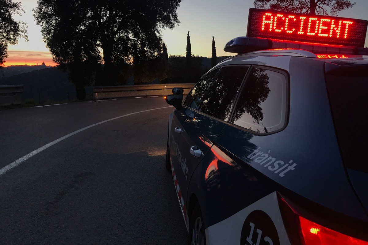 Un cotxe de la policia catalana indicant que hi ha un accident. - Mossos d'Esquadra Un cotxe de la policia catalana indicant que hi ha un accident. - Mossos d'Esquadra