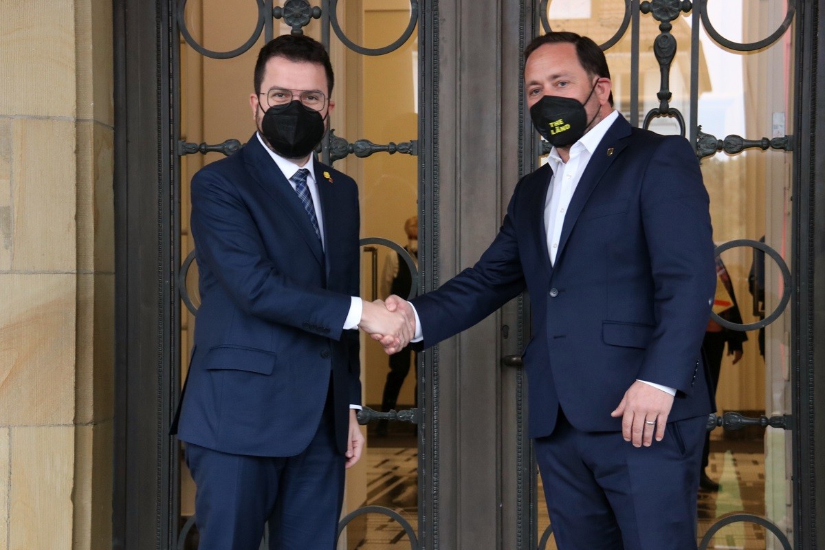 El president de la Generalitat, Pere Aragonès, amb el secretari d’estat del govern de Baden-Württenberg, Florian Hassler, a la seu del govern federat de l'estat, a Stuttgart. - ACN El president de la Generalitat, Pere Aragonès, amb el secretari d’estat del govern de Baden-Württenberg, Florian Hassler, a la seu del govern federat de l'estat, a Stuttgart. - ACN