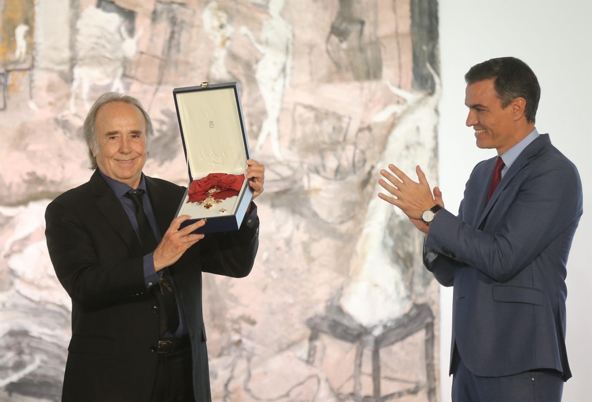 Serrat, recollint el premi de mans de Sánchez - Europa Press Serrat, recollint el premi de mans de Sánchez - Europa Press