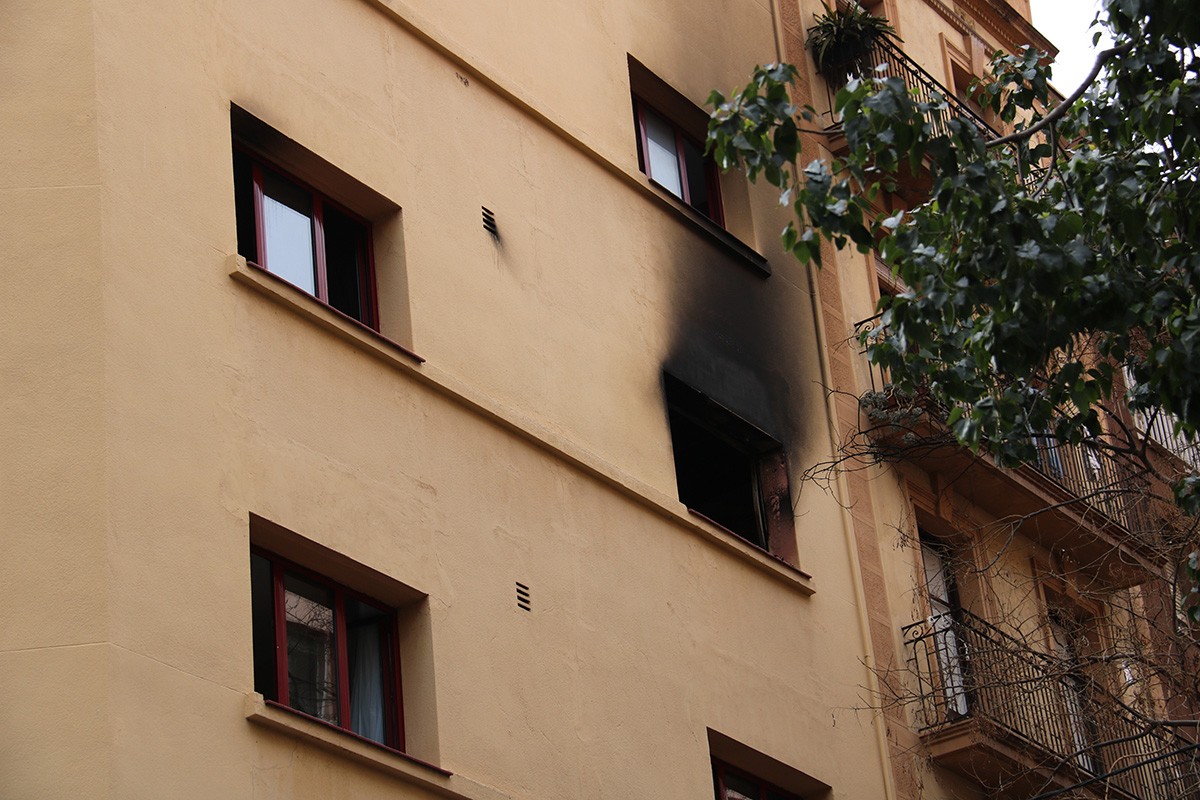 El rastre de les flames a la façana - ACN El rastre de les flames a la façana - ACN