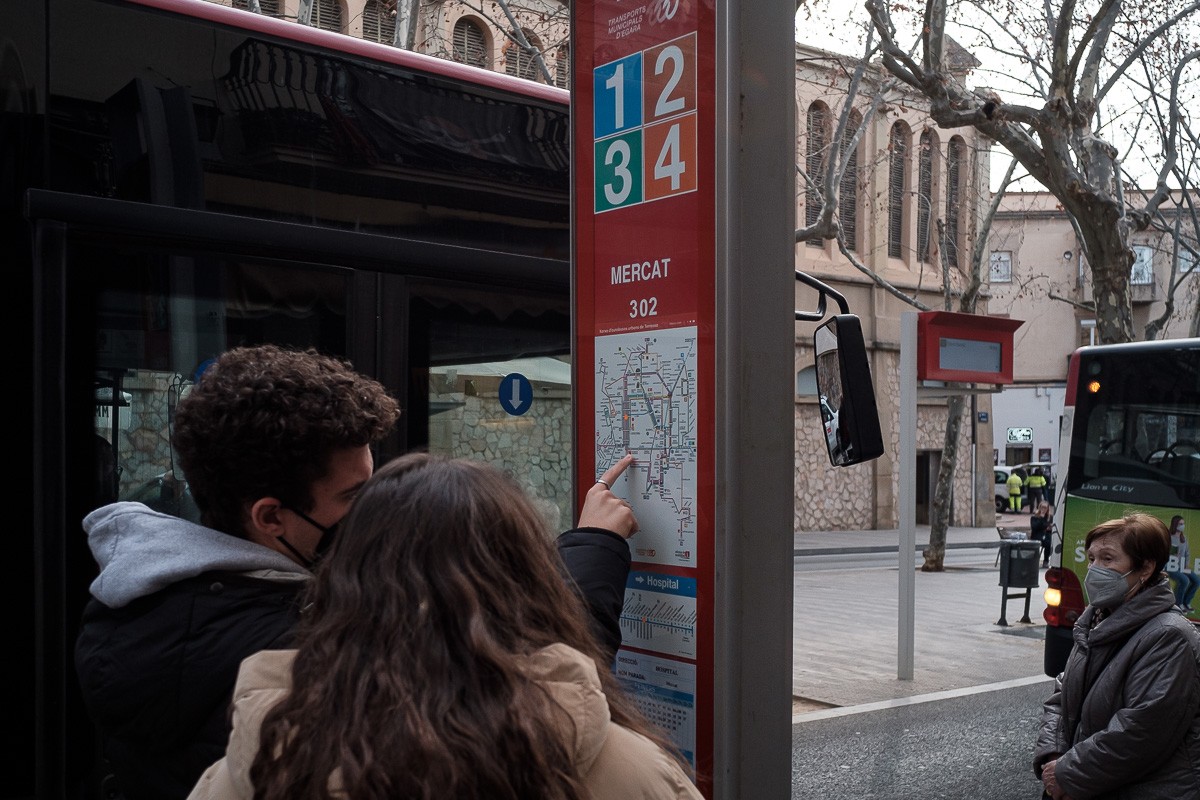 Una parada de bus del centre de Terrassa. - Adrià Costa Una parada de bus del centre de Terrassa. - Adrià Costa