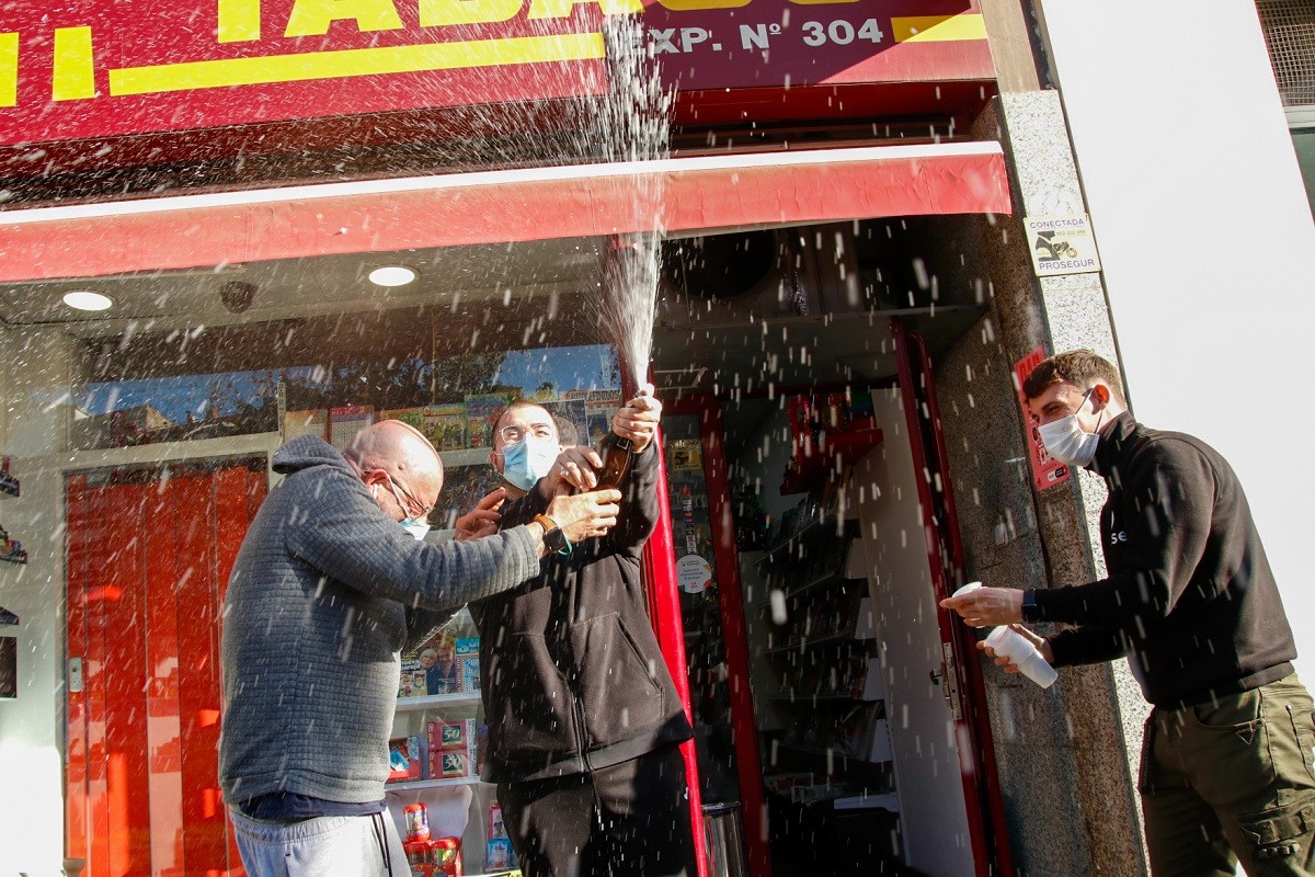 Tres persones celebren el segon premi de la Grossa de Cap d'Any a Barcelona - Alex Marin Tres persones celebren el segon premi de la Grossa de Cap d'Any a Barcelona - Alex Marin