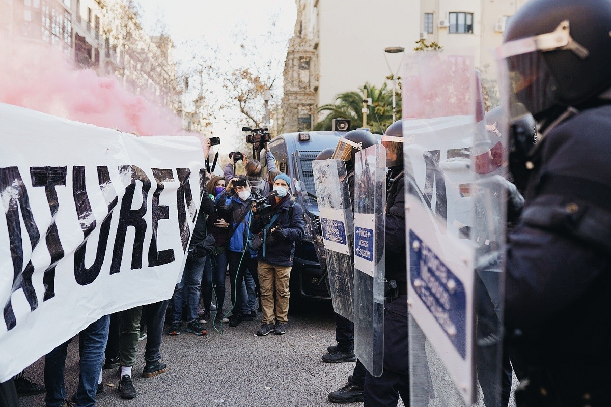 Cordó dels Mossos a la delegació del govern espanyol davant la manifestació d'estudiants - Frederic Esteve Cordó dels Mossos a la delegació del govern espanyol davant la manifestació d'estudiants - Frederic Esteve