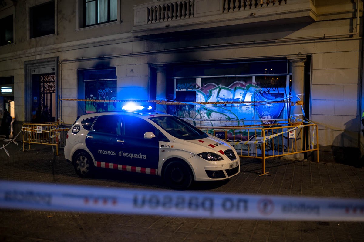 Manifestació per la mort de la família que malvivia en un local abandonat de la plaça Tetuan. - Frederic Esteve Manifestació per la mort de la família que malvivia en un local abandonat de la plaça Tetuan. - Frederic Esteve