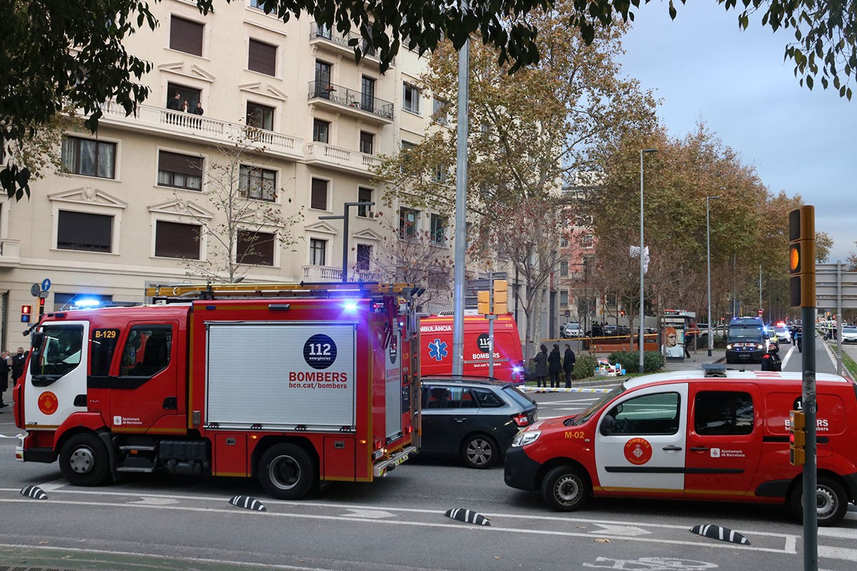Dispositiu al davant del local sinistrat - ACN Dispositiu al davant del local sinistrat - ACN