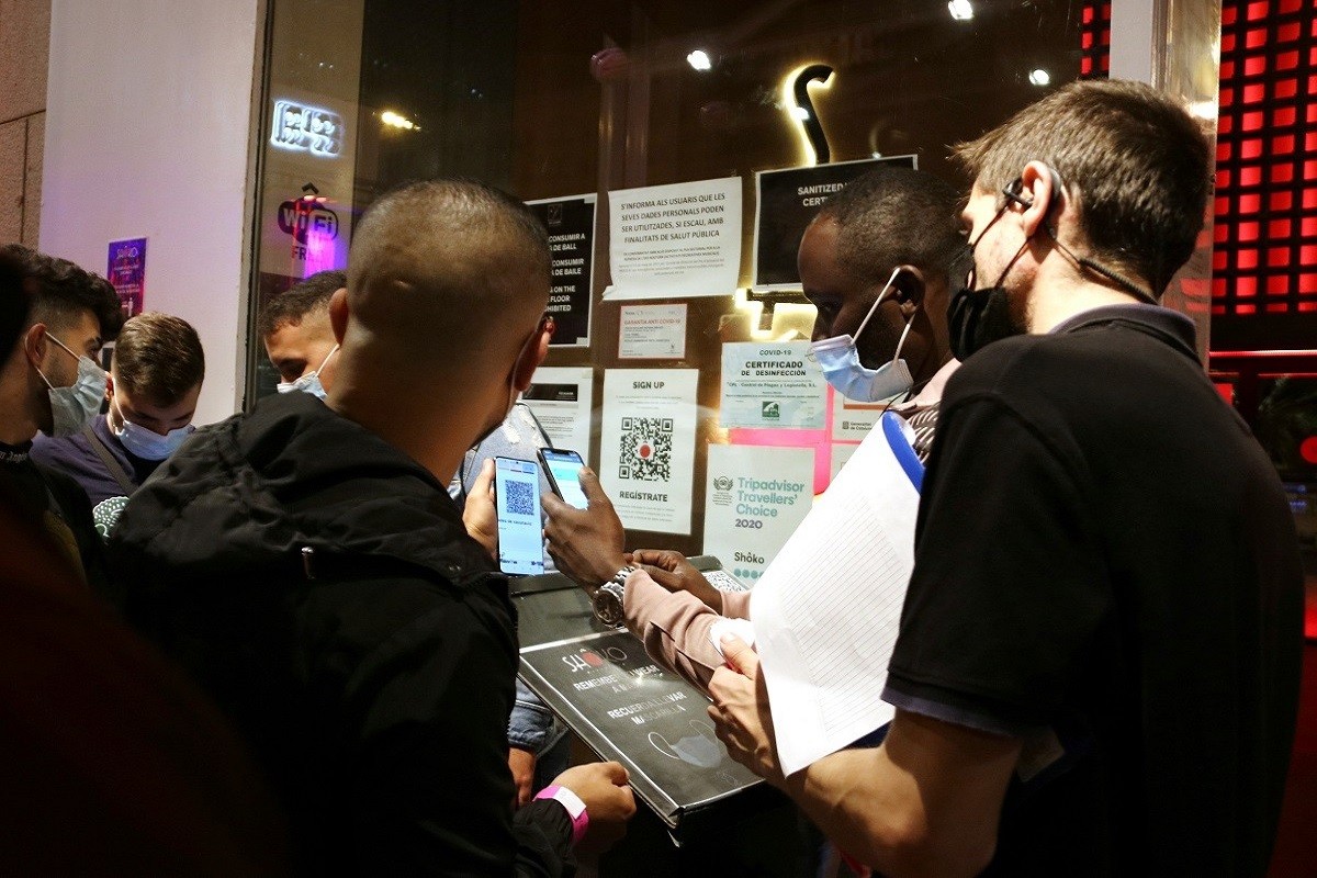 Un client d'una discoteca mostra el certificat Covid per accedir-hi. - ACN Un client d'una discoteca mostra el certificat Covid per accedir-hi. - ACN