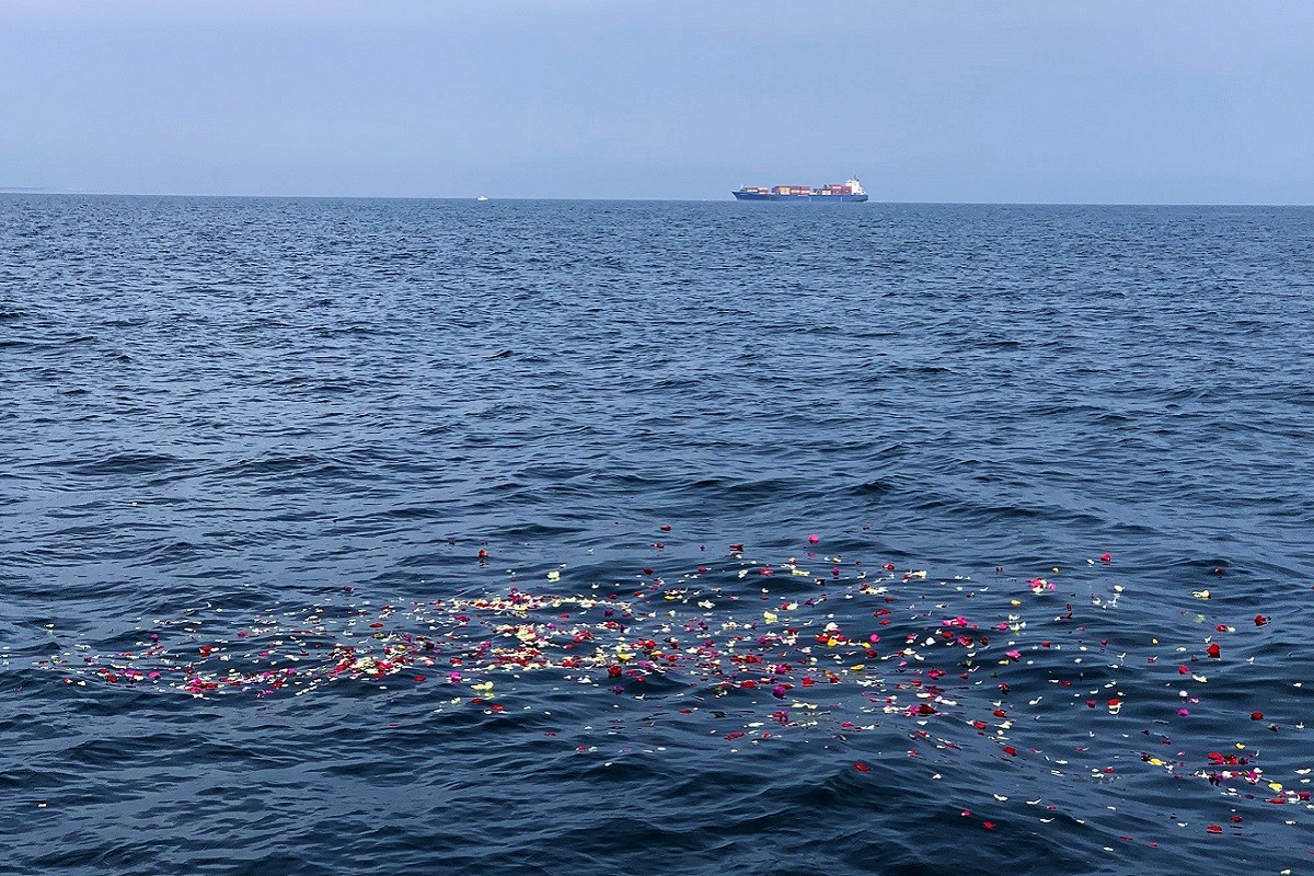 Llançar les cendres al mar des d'una embarcació, una de les opcions proposades. - Llançar les cendres al mar des d'una embarcació, una de les opcions proposades. -