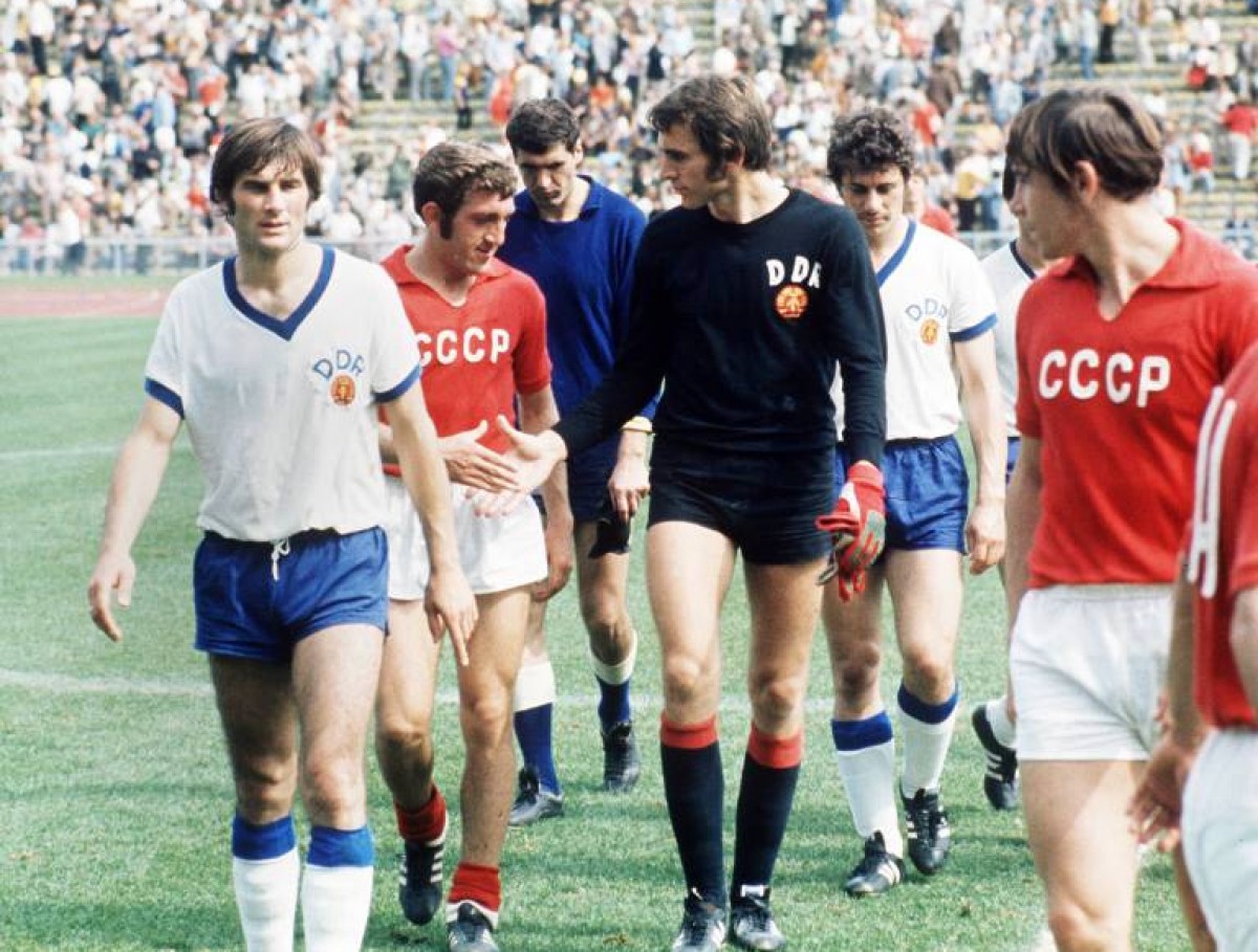 Els jugadors de l’URSS i de la RDA se saluden durant la semifinal dels Jocs Olímpics de 1976 que va enfrontar els “germans socialistes” - Font: @ColdWarRecords Els jugadors de l’URSS i de la RDA se saluden durant la semifinal dels Jocs Olímpics de 1976 que va enfrontar els “germans socialistes” - Font: @ColdWarRecords