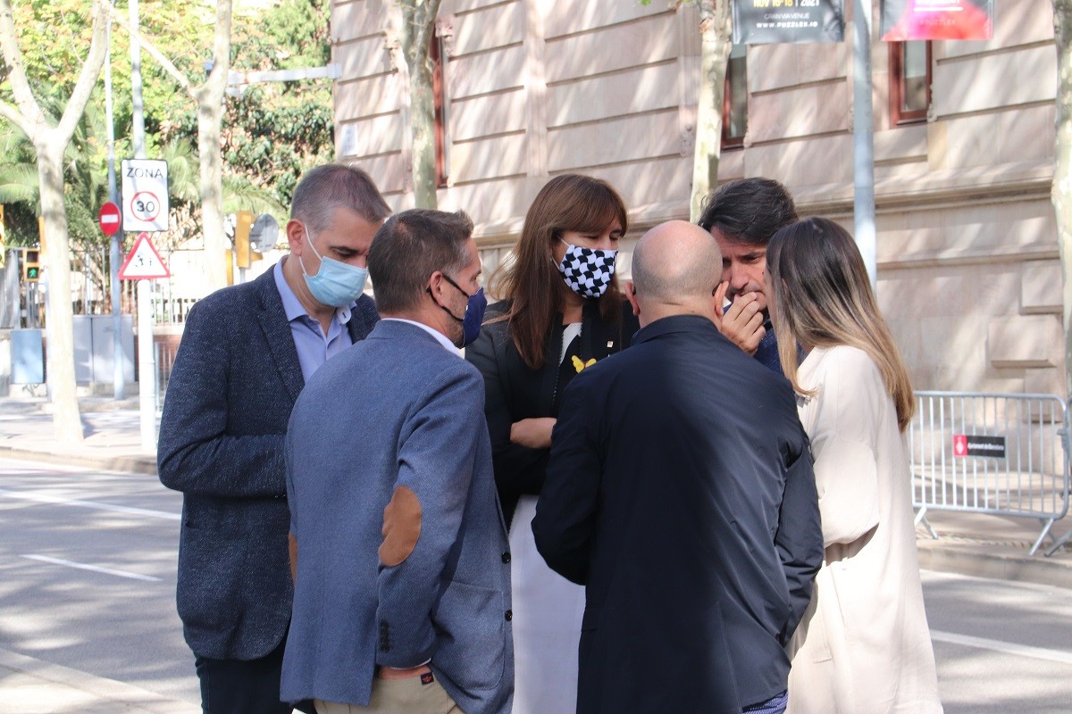 Laura Borràs i diversos dirigents independentistes a les portes del TSJC per donar suport a Josep Costa - ACN Laura Borràs i diversos dirigents independentistes a les portes del TSJC per donar suport a Josep Costa - ACN