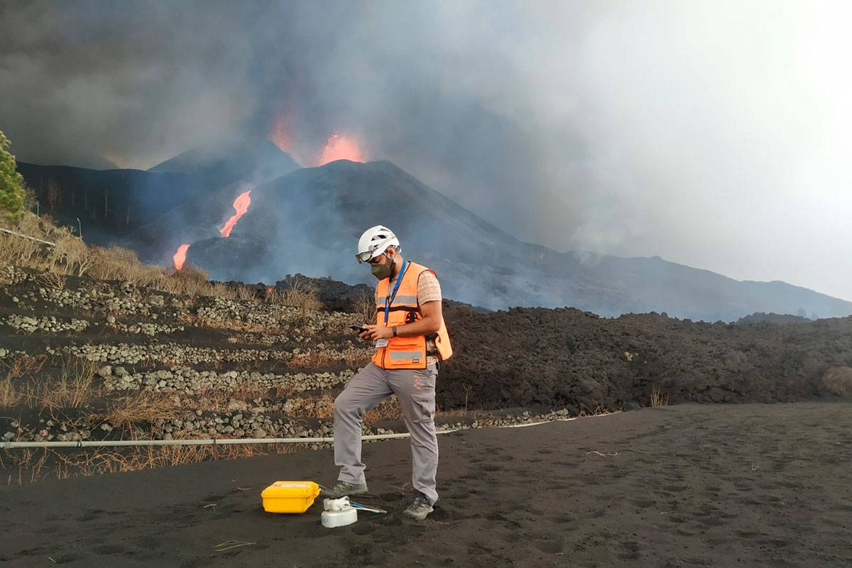 Un tècnic mesura el diòxid de carboni. - Involcan Un tècnic mesura el diòxid de carboni. - Involcan