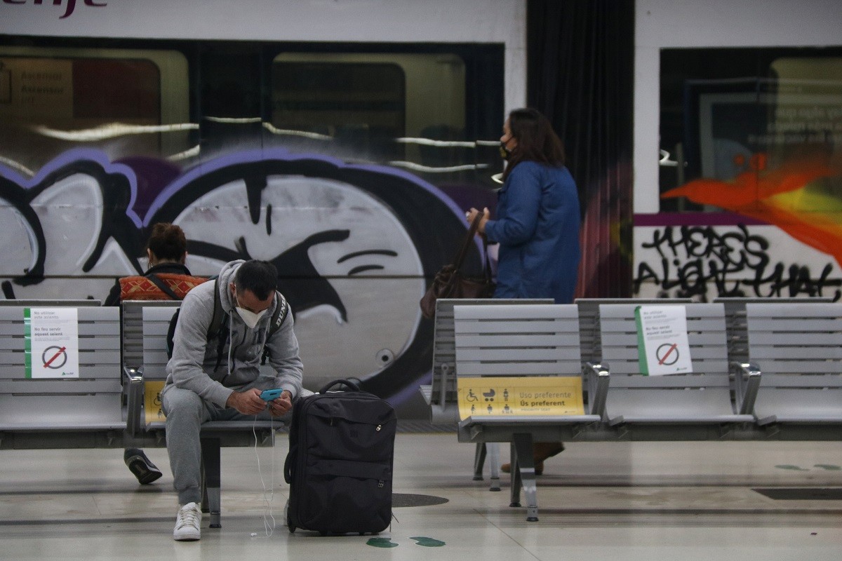 Passatges esperant a l'estació de Sants en el quart dia de vaga - ACN Passatges esperant a l'estació de Sants en el quart dia de vaga - ACN
