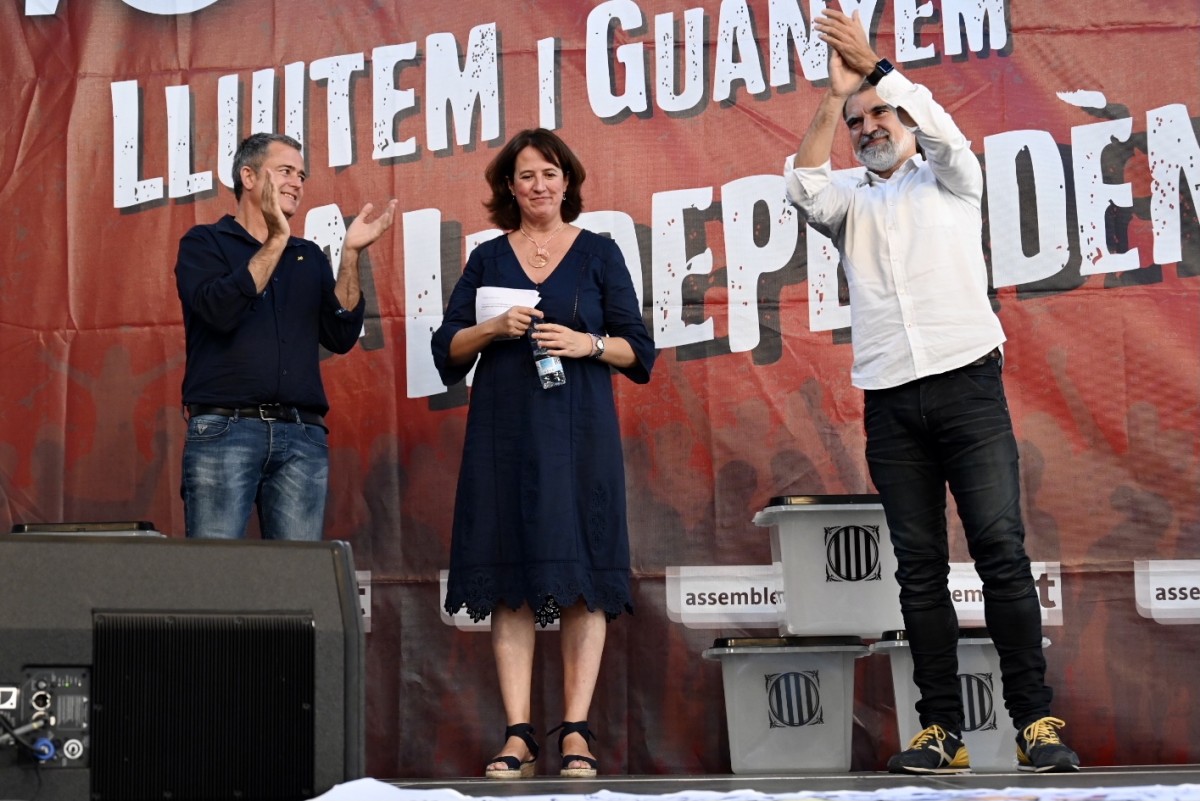 Elisenda Paluzie, Jordi Cuixart i Jordi Gaseni, en l'acte d'aquesta tarda a Illa - Josep M. Montaner Elisenda Paluzie, Jordi Cuixart i Jordi Gaseni, en l'acte d'aquesta tarda a Illa - Josep M. Montaner