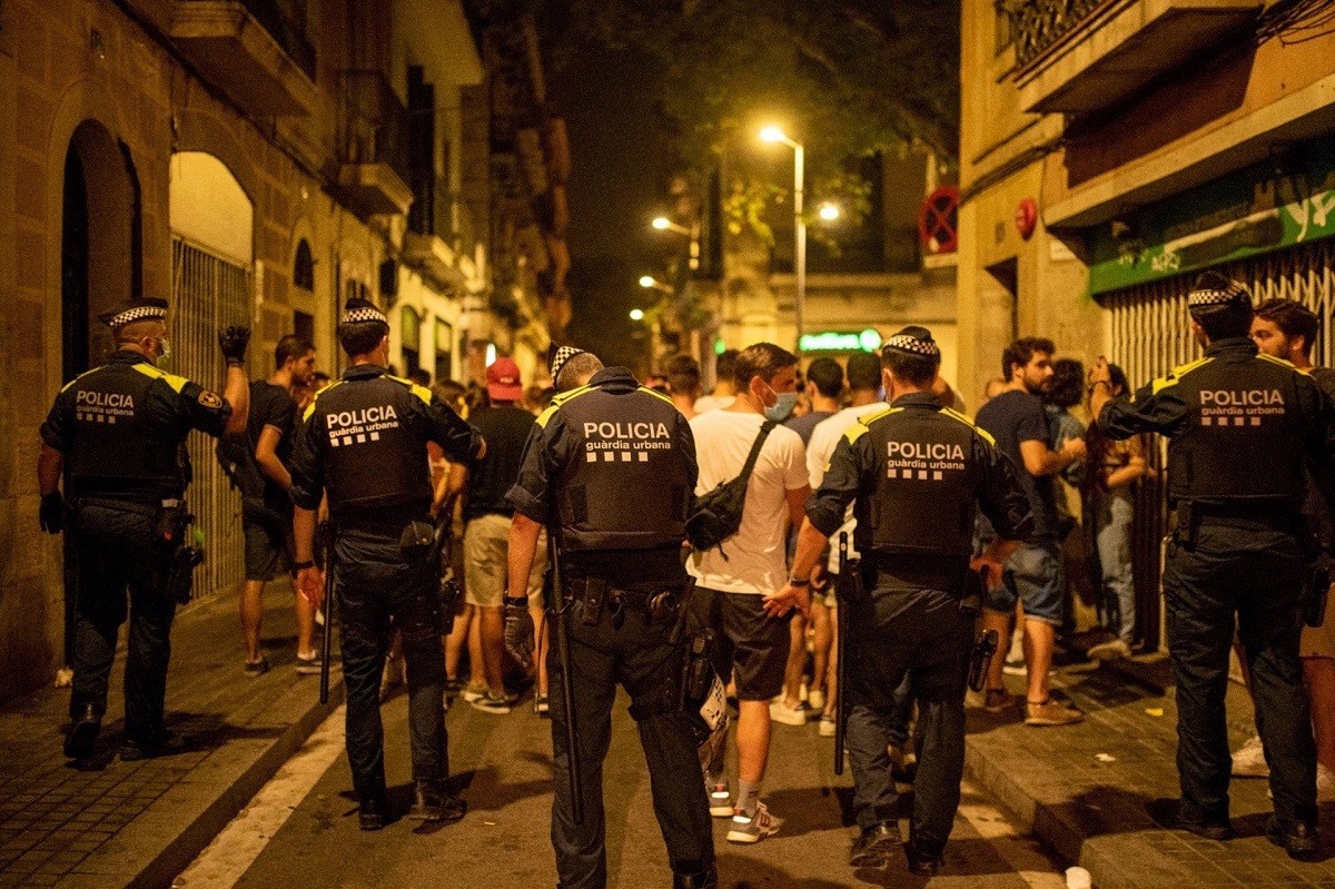Aglomeracions al barri de Gràcia la primera nit sense toc de queda - Europa Press Aglomeracions al barri de Gràcia la primera nit sense toc de queda - Europa Press