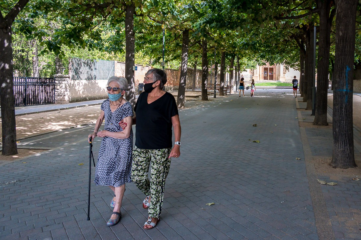 Gent gran passejant. - Josep M Montaner Gent gran passejant. - Josep M Montaner