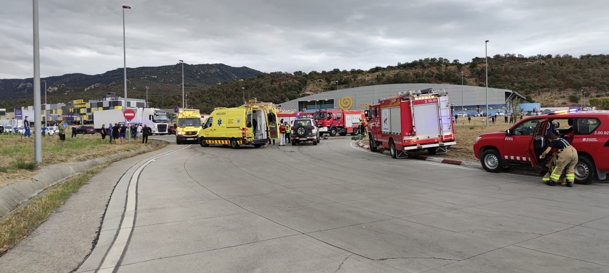 Imatge del dispositiu d'emergències per atendre l'accident a la Jonquera - ACN Imatge del dispositiu d'emergències per atendre l'accident a la Jonquera - ACN